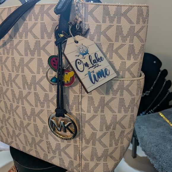 Michael Kors Handbags - Michael Kors GUC  White Cream And Dark BlueTote Bag